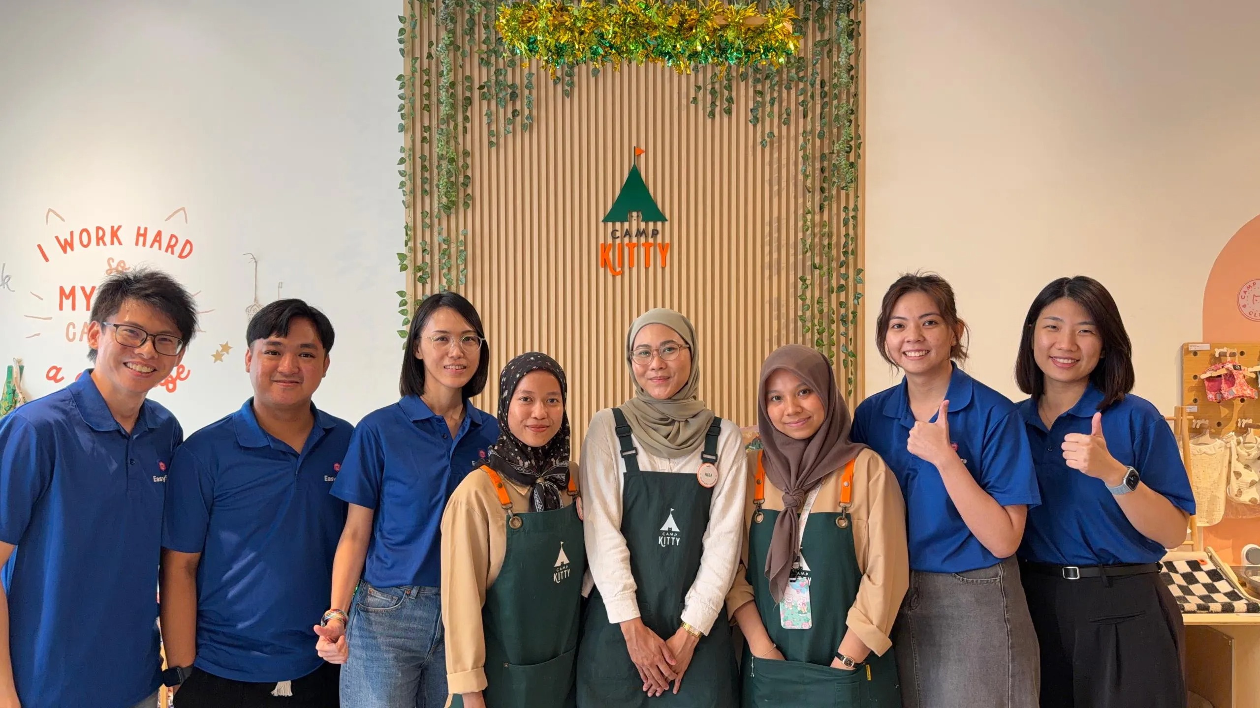 Tim Camp Kitty dan EasyStore di toko dengan papan nama Camp Kitty