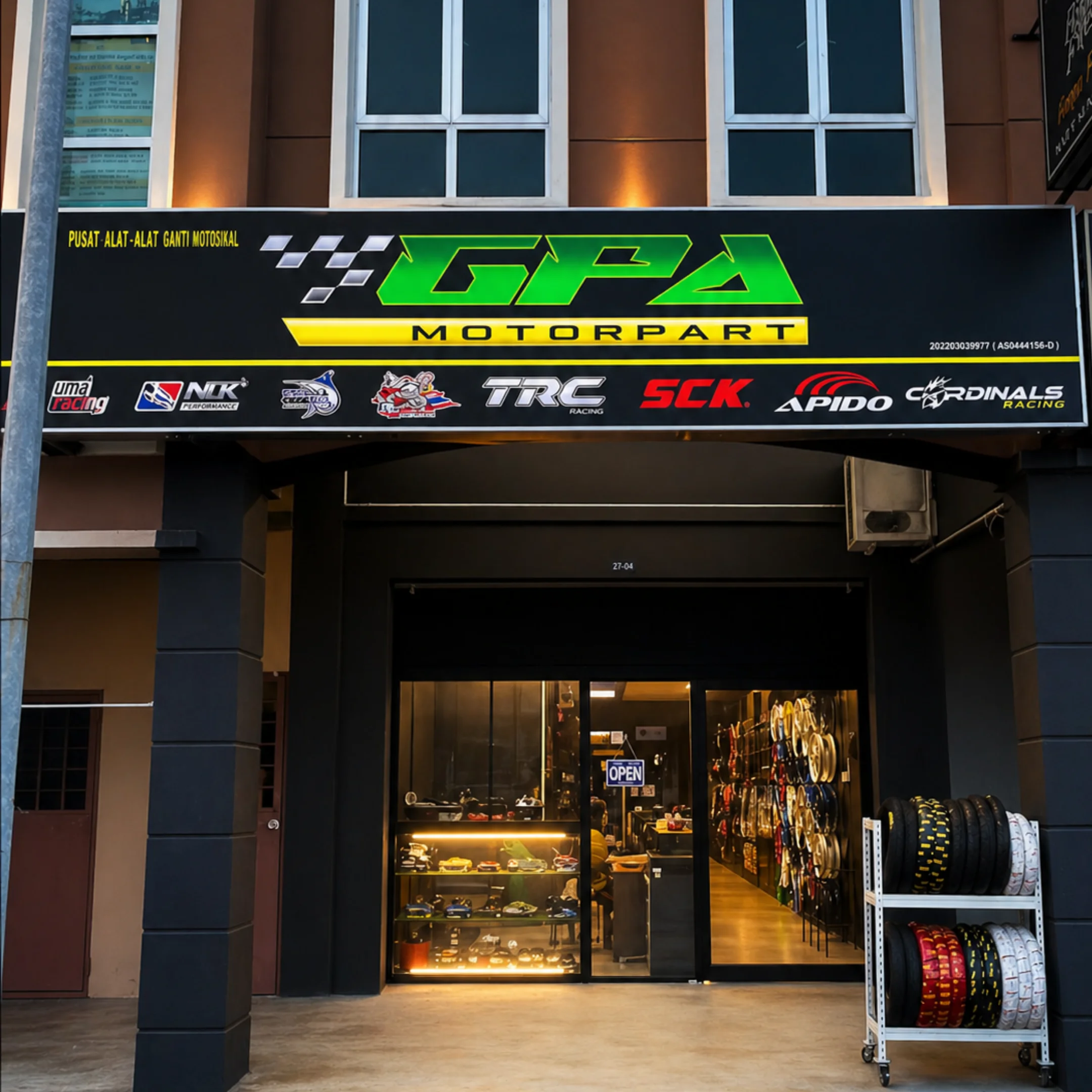 Toko GPA Motorpart di Senawang dengan papan nama dan suku cadang motor